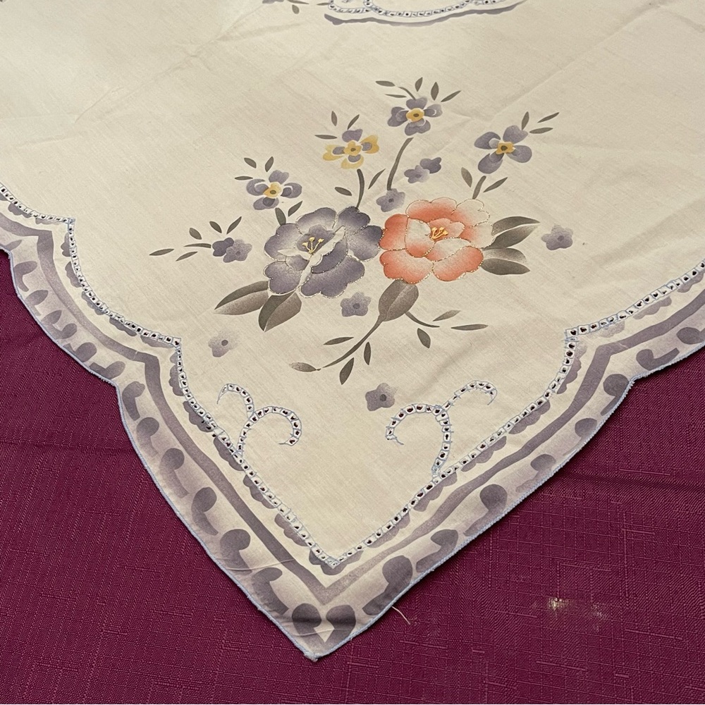 Beautiful delicate small square table linen - Picture 6 of 9